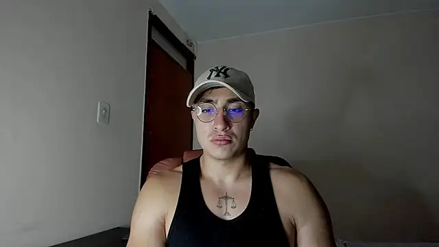 Snapshot of Leoknight chatting on 03.05.25 Leoknight online show from 03.05.25