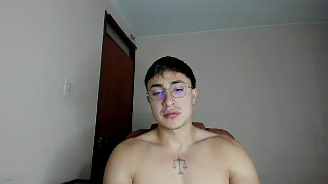 Snapshot of Leoknight chatting on 03.07.25 Leoknight online show from 03.07.25