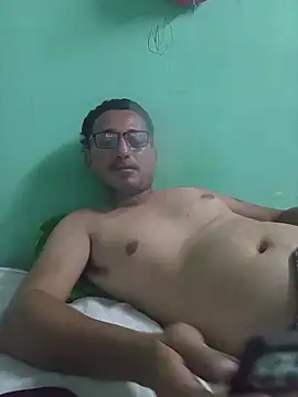 Snapshot of Andresguz35 chatting on 11.18.25 Andresguz35 online show from 11.18.25