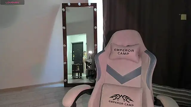 Lana Younes online show from 10.02.25