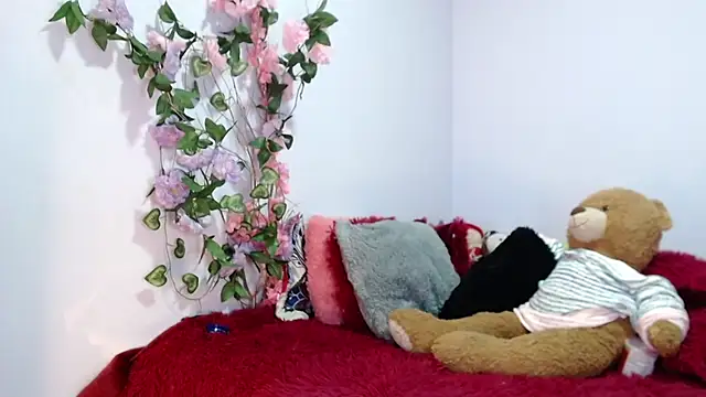 Snapshot of kymmgolden chatting on 10.05.25 kymmgolden online show from 10.05.25