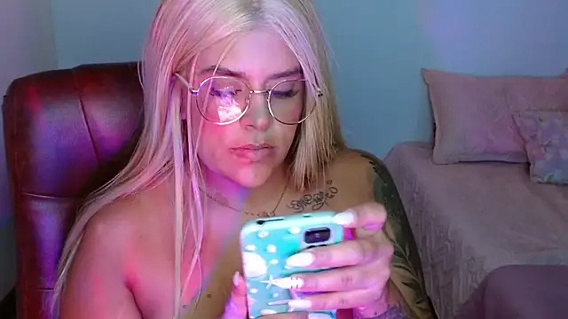 Snapshot of SofiaaCortes chatting on 03.17.25 SofiaaCortes online show from 03.17.25