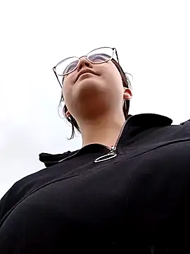 lara moon25 online show from 12.26.24