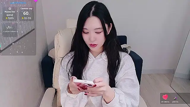 Snapshot of who_Lilly chatting on 11.05.25 who Lilly online show from 11.05.25