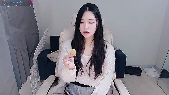 Snapshot of who_Lilly chatting on 12.04.25 who Lilly online show from 12.04.25