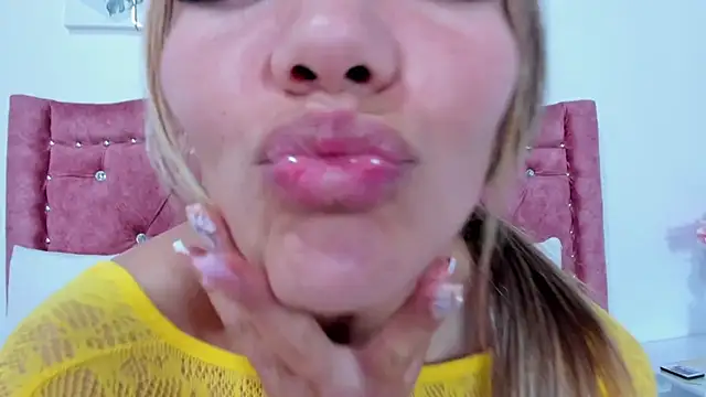 Mia Malkovaa  online show from 01.11.25