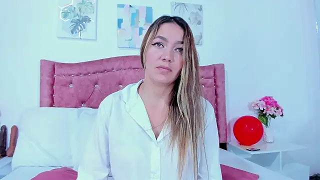 Mia Malkovaa  online show from 01.18.25