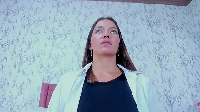 Mia Malkovaa  online show from 02.05.26