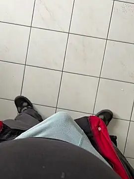 Snapshot of lescoquin2215 chatting on 11.21.25 lescoquin2215 online show from 11.21.25