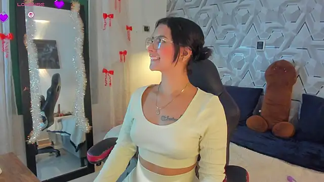 Sophiee Hill online show from 04.22.26