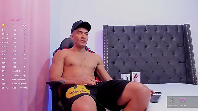 Snapshot of aronvillegas chatting on 12.13.24 aronvillegas online show from 12.13.24