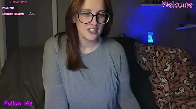 Snapshot of TheBustyHouseWife chatting on 03.04.25 TheBustyHouseWife online show from 03.04.25