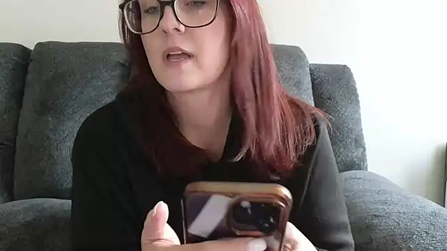 TheBustyHouseWife online show from 12.04.25