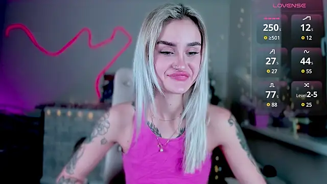 Snapshot of _Ravenaa chatting on 12.15.24 Ravenaa online show from 12.15.24