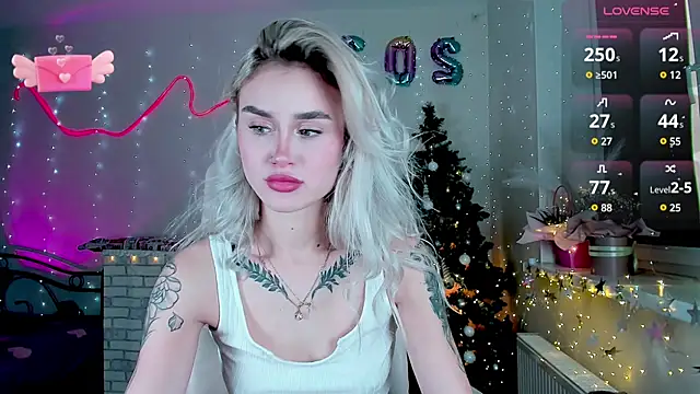 Snapshot of _Ravenaa chatting on 12.27.24 Ravenaa online show from 12.27.24