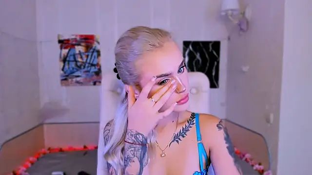 Snapshot of _Ravenaa chatting on 11.09.25 Ravenaa online show from 11.09.25