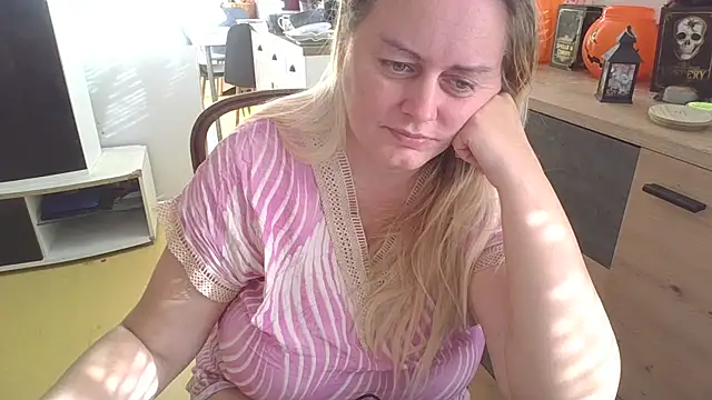 Meliss Official9 online show from 10.29.25