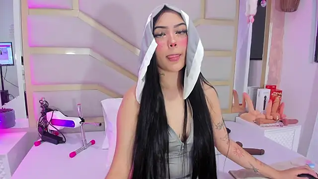 Snapshot of dollsweety chatting on 10.10.25 dollsweety online show from 10.10.25