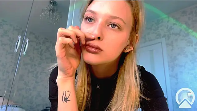 Evvie Summn1 online show from 03.22.25