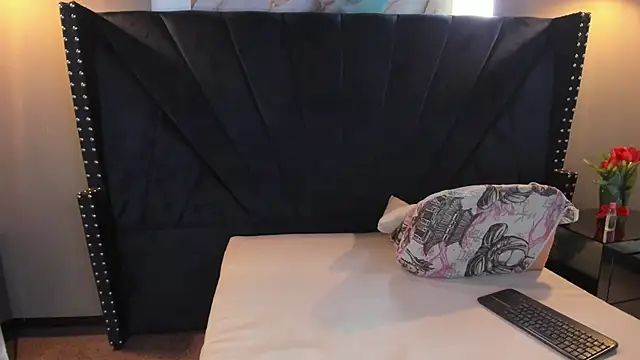 MAHIASMITH13 online show from 11.27.25