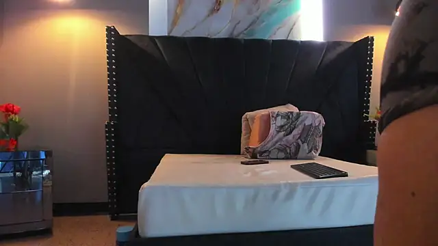 MAHIASMITH13 online show from 12.15.25