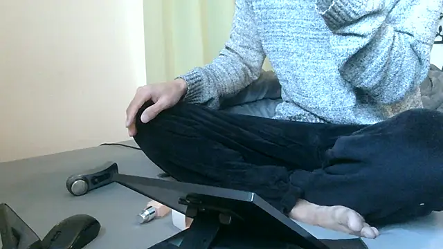 Snapshot of UKI06 chatting on 12.21.24 UKI06 online show from 12.21.24