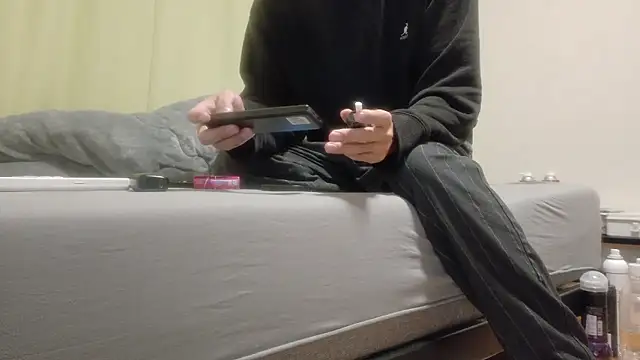 Snapshot of UKI06 chatting on 11.22.25 UKI06 online show from 11.22.25