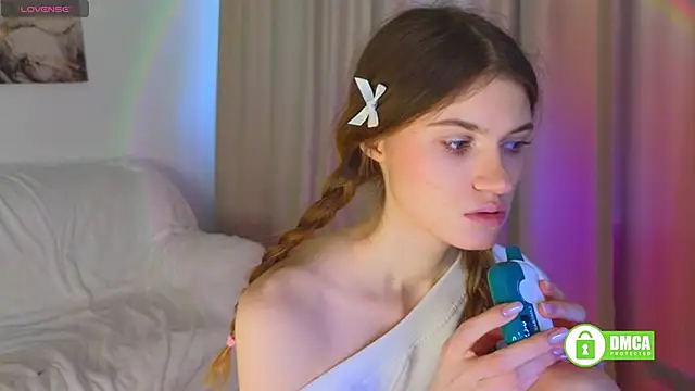 Snapshot of Hello_Vivienne chatting on 03.19.25 Hello Vivienne online show from 03.19.25