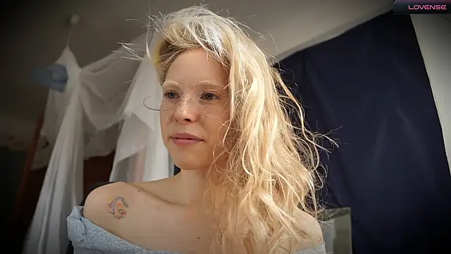 Snapshot of _Phantom_thread_ chatting on 03.17.25 Phantom thread online show from 03.17.25