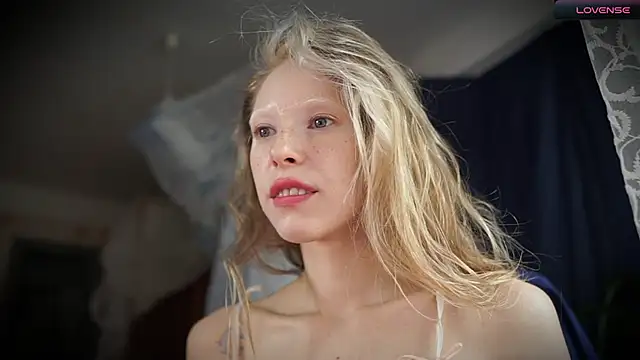 Snapshot of _Phantom_thread_ chatting on 10.10.25 Phantom thread online show from 10.10.25