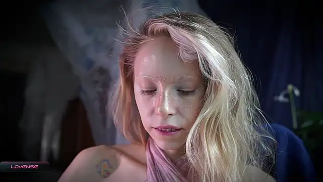 Snapshot of _Phantom_thread_ chatting on 10.27.25 Phantom thread online show from 10.27.25