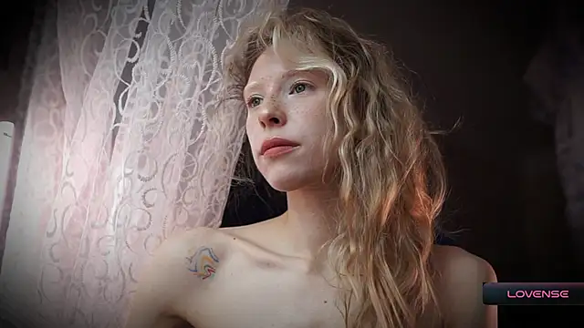 Snapshot of _Phantom_thread_ chatting on 11.25.25 Phantom thread online show from 11.25.25