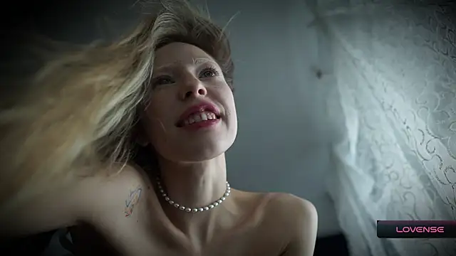 Snapshot of _Phantom_thread_ chatting on 12.02.25 Phantom thread online show from 12.02.25