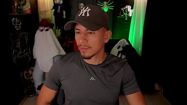 Snapshot of Aaronfox_x chatting on 10.24.25 Aaronfox x online show from 10.24.25