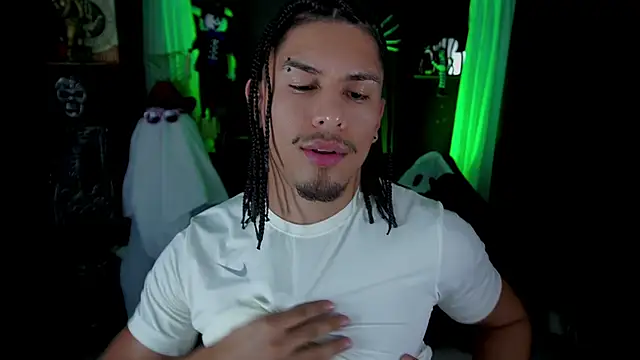 Snapshot of Aaronfox_x chatting on 10.25.25 Aaronfox x online show from 10.25.25