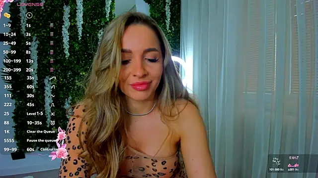 Snapshot of VivienCarter chatting on 02.08.25 VivienCarter online show from 02.08.25