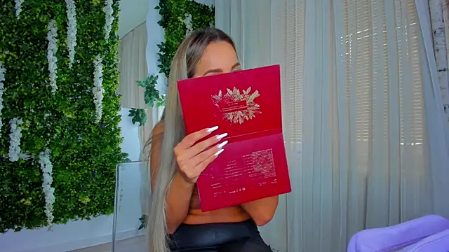 Snapshot of VivienCarter chatting on 09.27.25 VivienCarter online show from 09.27.25