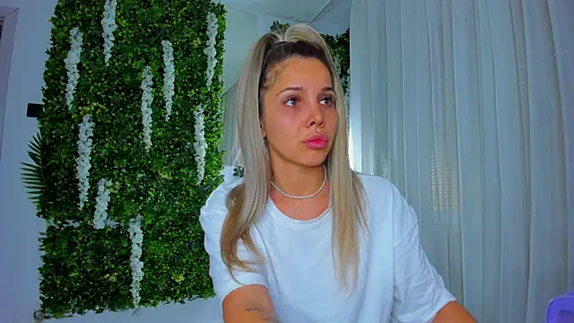 Snapshot of VivienCarter chatting on 10.06.25 VivienCarter online show from 10.06.25