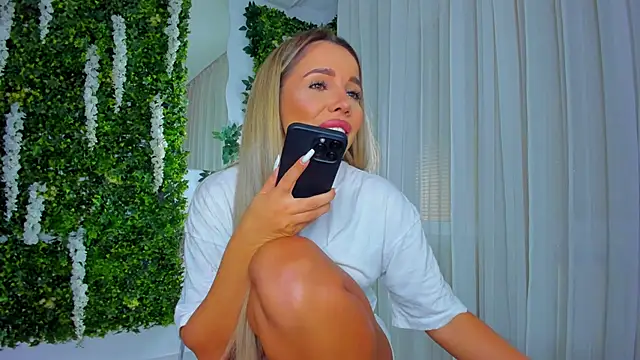 Snapshot of VivienCarter chatting on 10.08.25 VivienCarter online show from 10.08.25