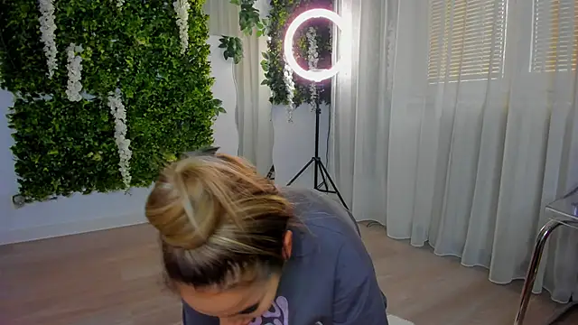 Snapshot of VivienCarter chatting on 10.12.25 VivienCarter online show from 10.12.25