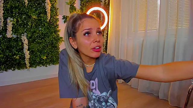 Snapshot of VivienCarter chatting on 10.13.25 VivienCarter online show from 10.13.25