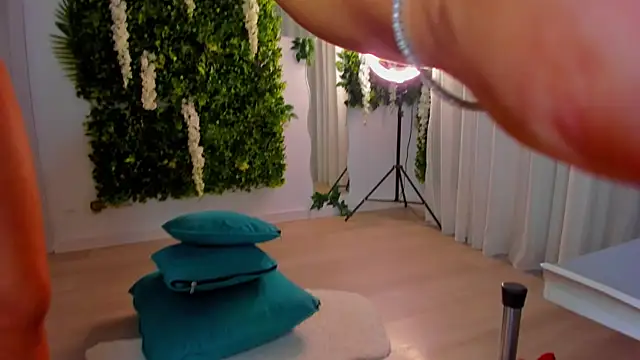 Snapshot of VivienCarter chatting on 10.14.25 VivienCarter online show from 10.14.25