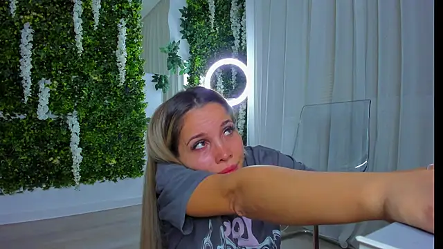 Snapshot of VivienCarter chatting on 10.24.25 VivienCarter online show from 10.24.25