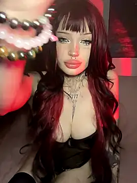 Snapshot of madelinexx chatting on 10.28.25 madelinexx online show from 10.28.25