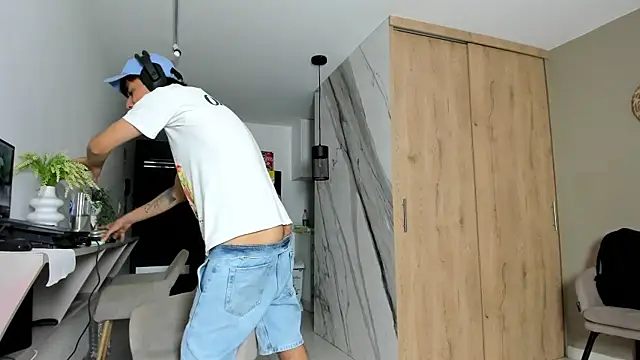 Huge latin cock online show from 02.08.25