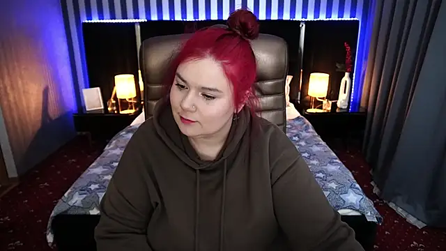 Snapshot of BettyDark chatting on 02.02.25 BettyDark online show from 02.02.25