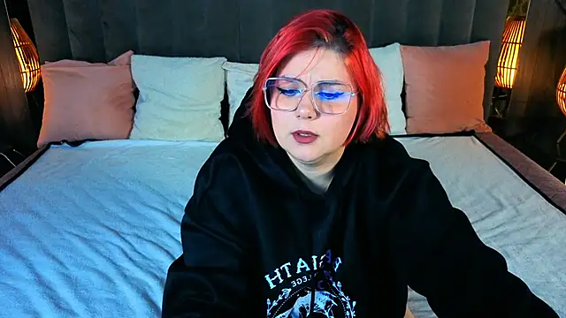 Snapshot of BettyDark chatting on 09.28.25 BettyDark online show from 09.28.25