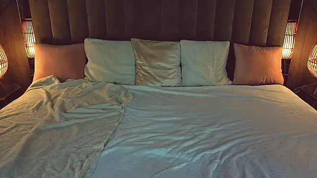 Snapshot of BettyDark chatting on 11.27.25 BettyDark online show from 11.27.25