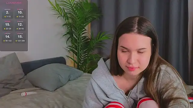 Roxie Mils online show from 02.04.25