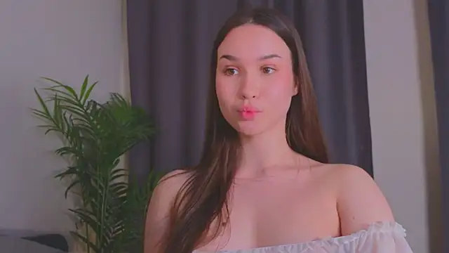 Roxie Mils online show from 02.06.25